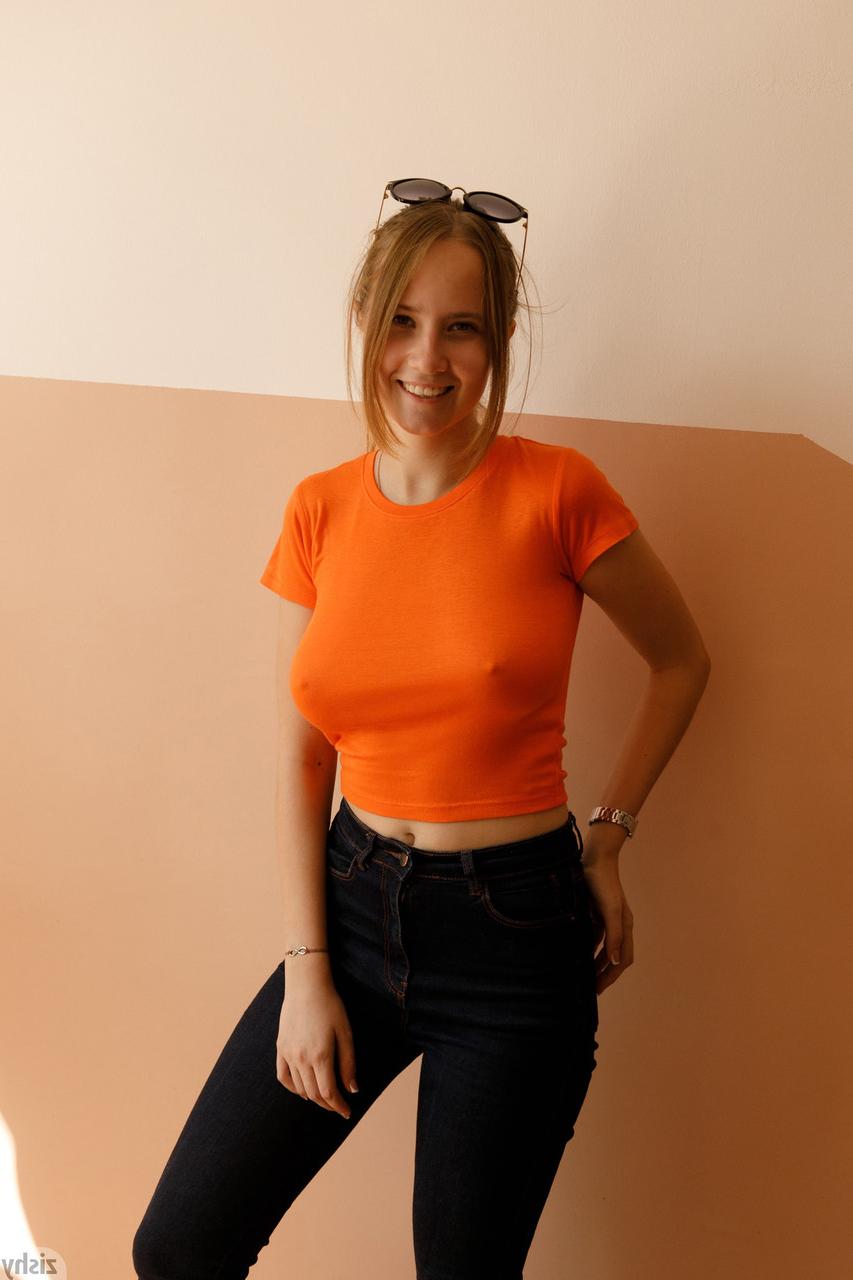 12P Die Amateur-Schönheiten Diana Sedova und Victoria Minina zeigen in der Öffentlichkeit ihre Titten