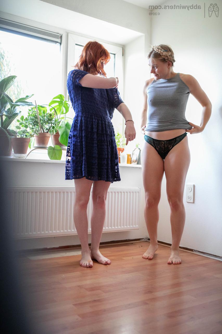 20P 丸いお尻の素人美女エリンとマディが一緒に服を着る