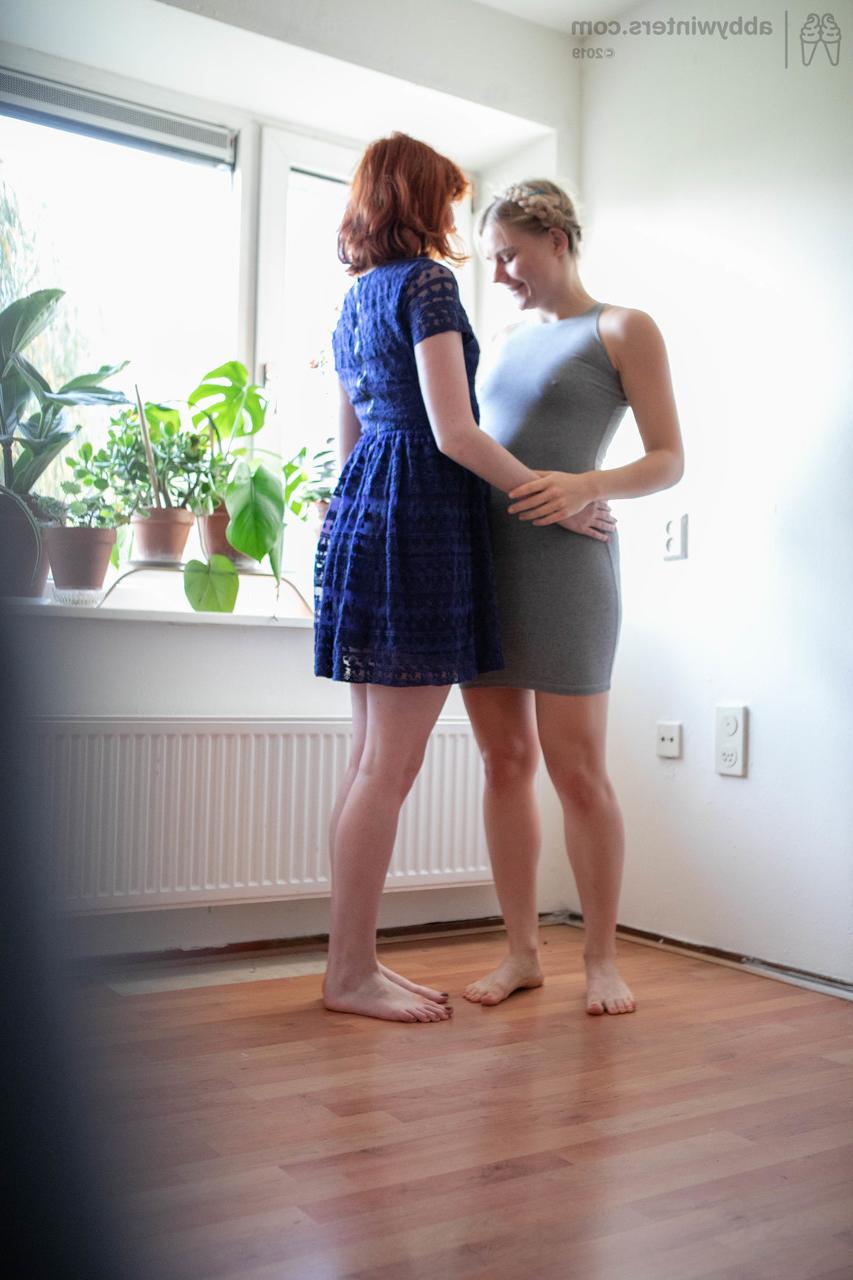 20P 丸いお尻の素人美女エリンとマディが一緒に服を着る