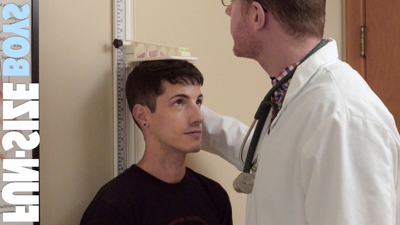 20P O pequeno twink Jay faz um boquete no gay alto Dr. Wolf e é fodido