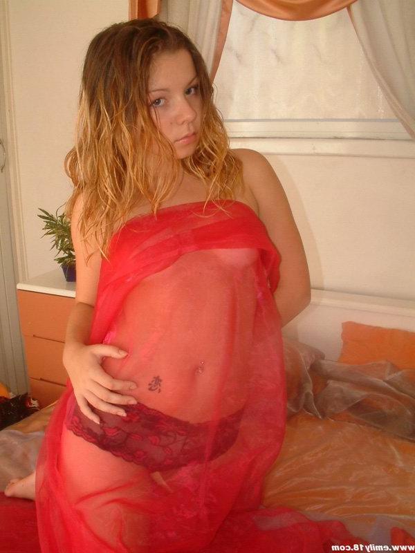 15P Une fille à peine majeure se déshabille et enfile des sous-vêtements sexy en toute sécurité pour le travail
