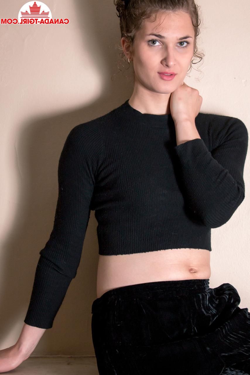 16P La trans sexy Ava Bloom se déshabille et branle sa petite bite dans un solo torride.