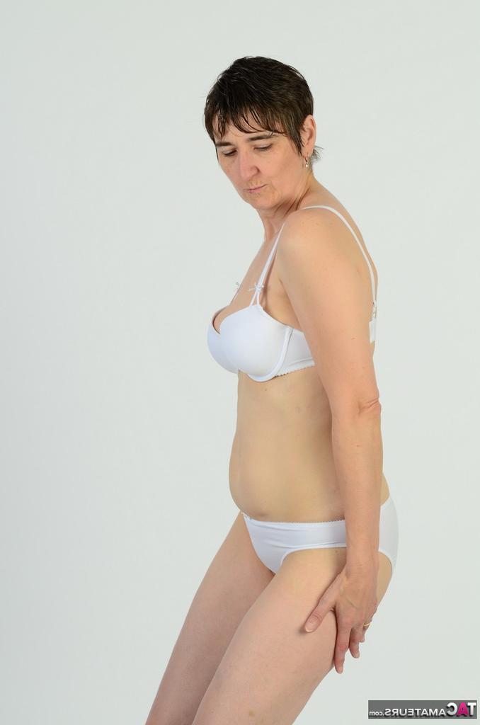 20P Mujer de pelo corto MILF caliente se desliza ropa interior de algodón sobre su culo para desnudarse