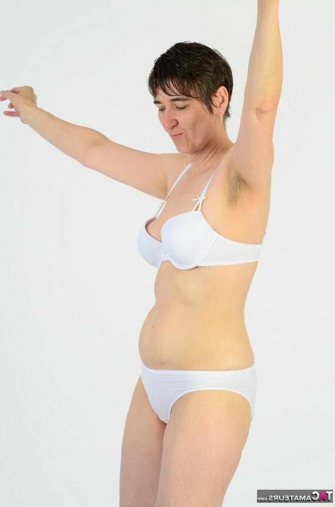 20P Mujer de pelo corto MILF caliente se desliza ropa interior de algodón sobre su culo para desnudarse