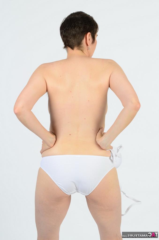 20P Mujer de pelo corto MILF caliente se desliza ropa interior de algodón sobre su culo para desnudarse