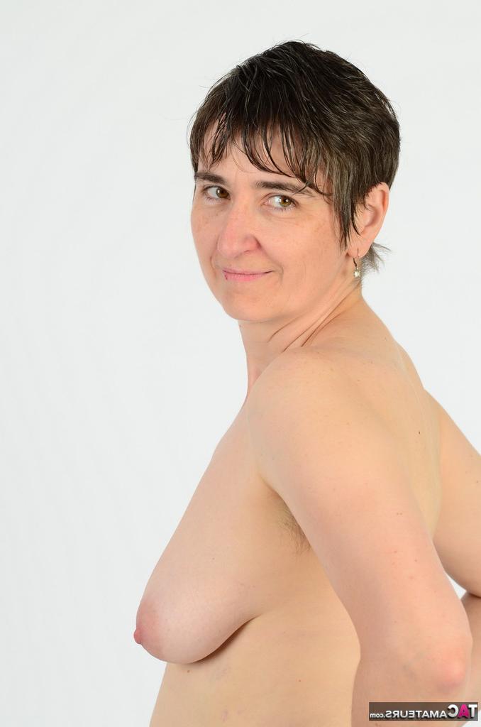 20P Mujer de pelo corto MILF caliente se desliza ropa interior de algodón sobre su culo para desnudarse