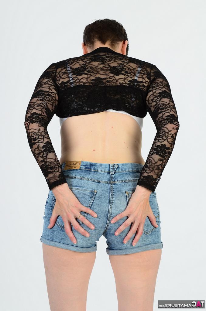 20P Mujer de pelo corto MILF caliente se desliza ropa interior de algodón sobre su culo para desnudarse