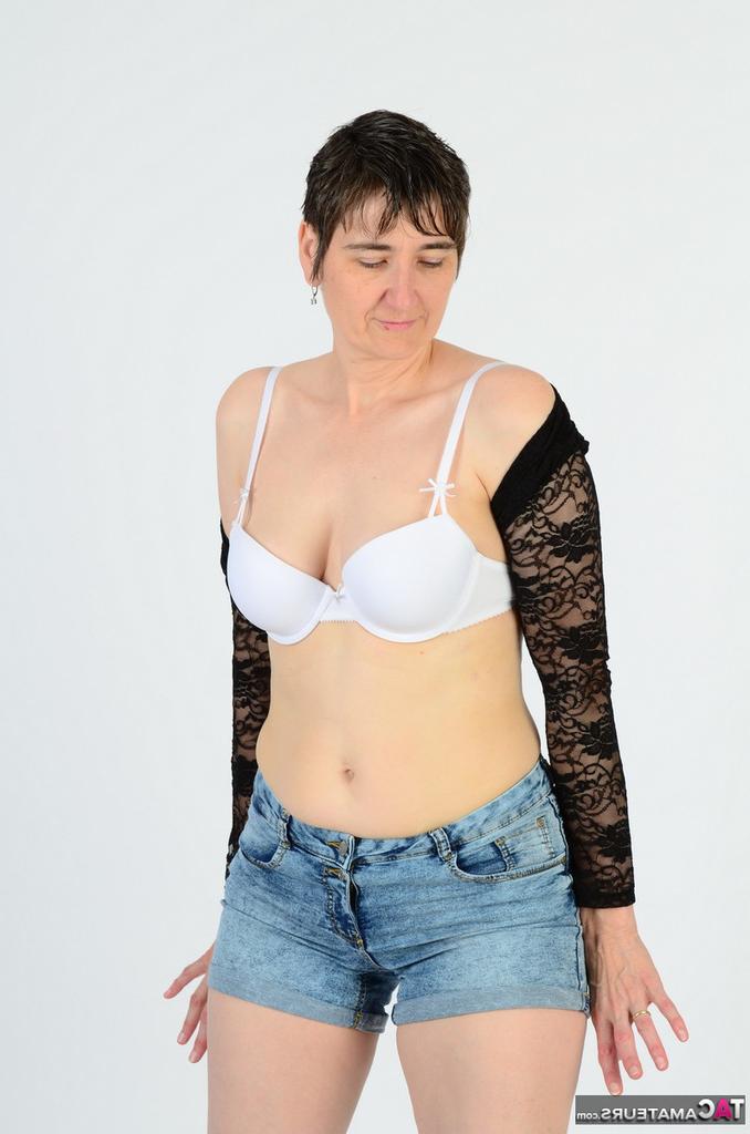 20P Mujer de pelo corto MILF caliente se desliza ropa interior de algodón sobre su culo para desnudarse