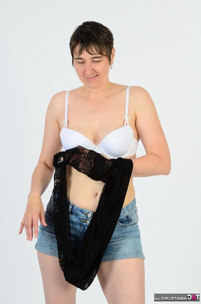 20P Mujer de pelo corto MILF caliente se desliza ropa interior de algodón sobre su culo para desnudarse