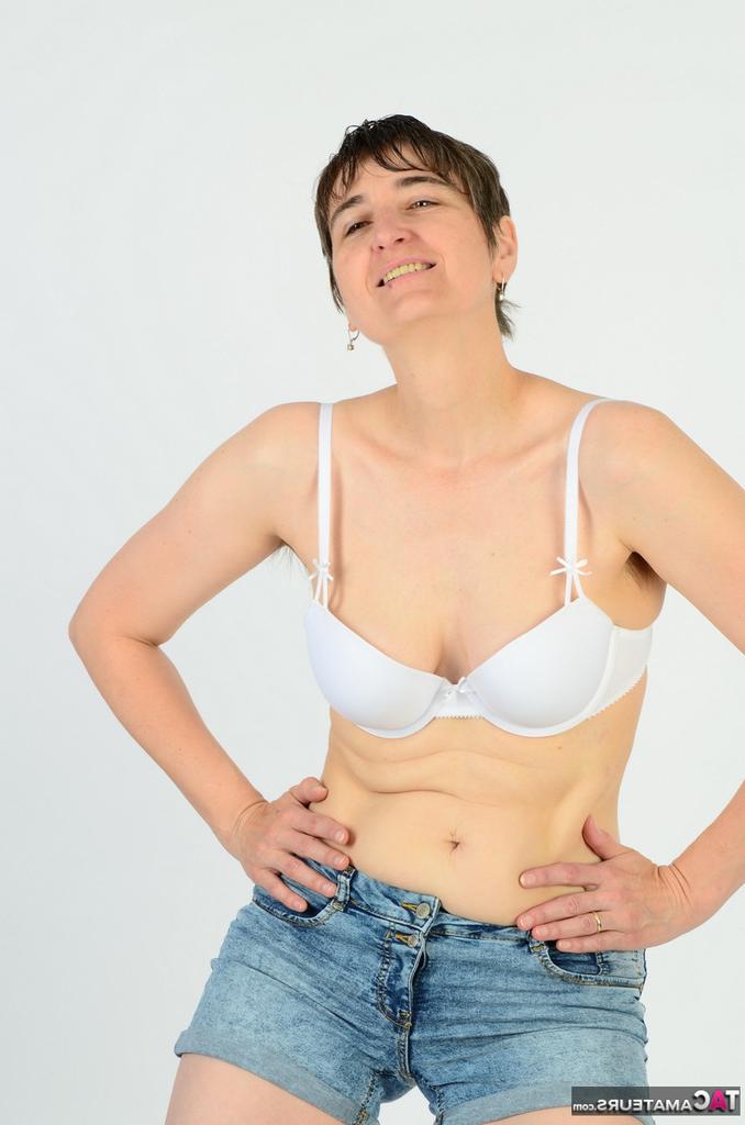 20P Mujer de pelo corto MILF caliente se desliza ropa interior de algodón sobre su culo para desnudarse