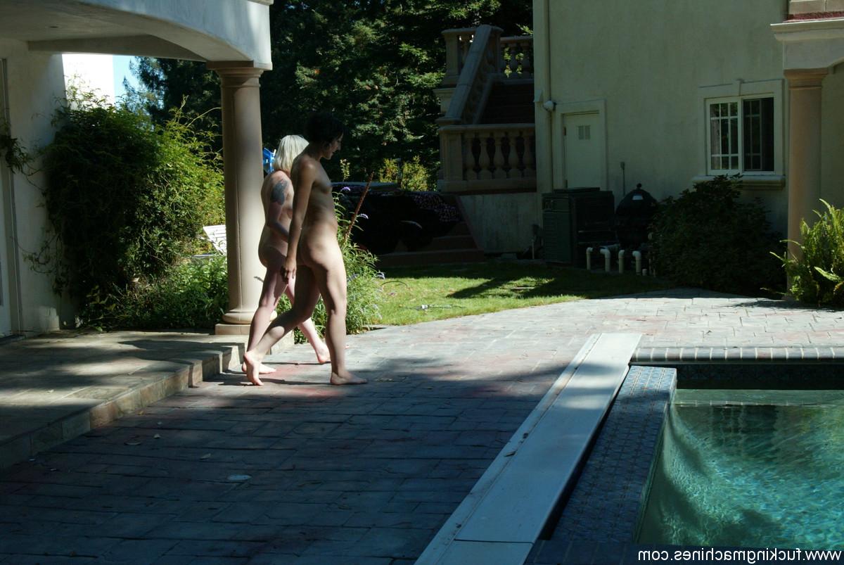 20P Horny lesbians Lorelei Lee and Dylan Ryan play with an automatic sex toy