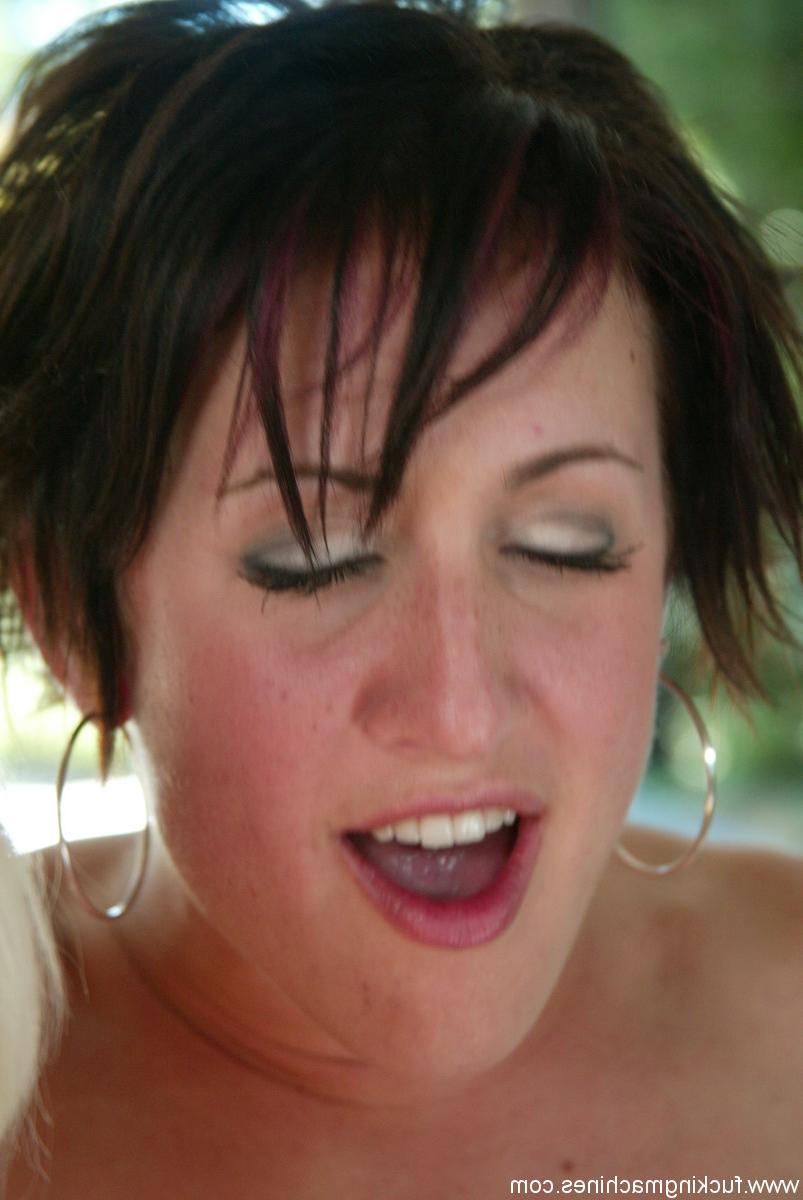 20P Horny lesbians Lorelei Lee and Dylan Ryan play with an automatic sex toy