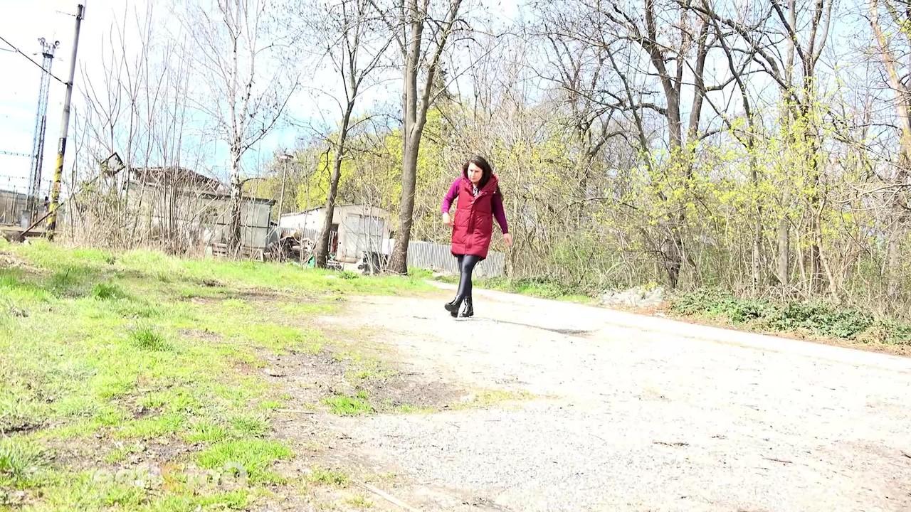 15P Das hübsche Mädchen Lara Fox wird beim Pissen in der Nähe von Bahngleisen erwischt