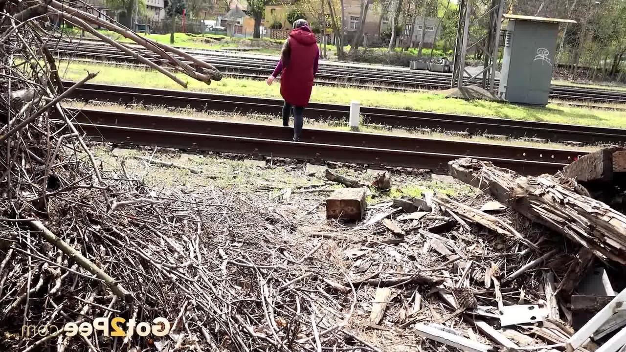 15P Das hübsche Mädchen Lara Fox wird beim Pissen in der Nähe von Bahngleisen erwischt