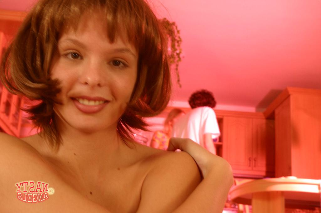 20P A adolescente amadora Amelie se desnuda e mostra seu regalo aparado