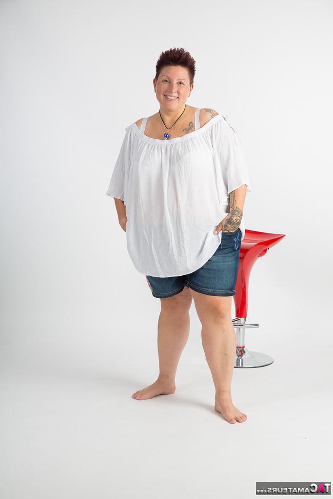 20P Tatuadora amadora obesa senta em um banquinho depois de ficar totalmente nua