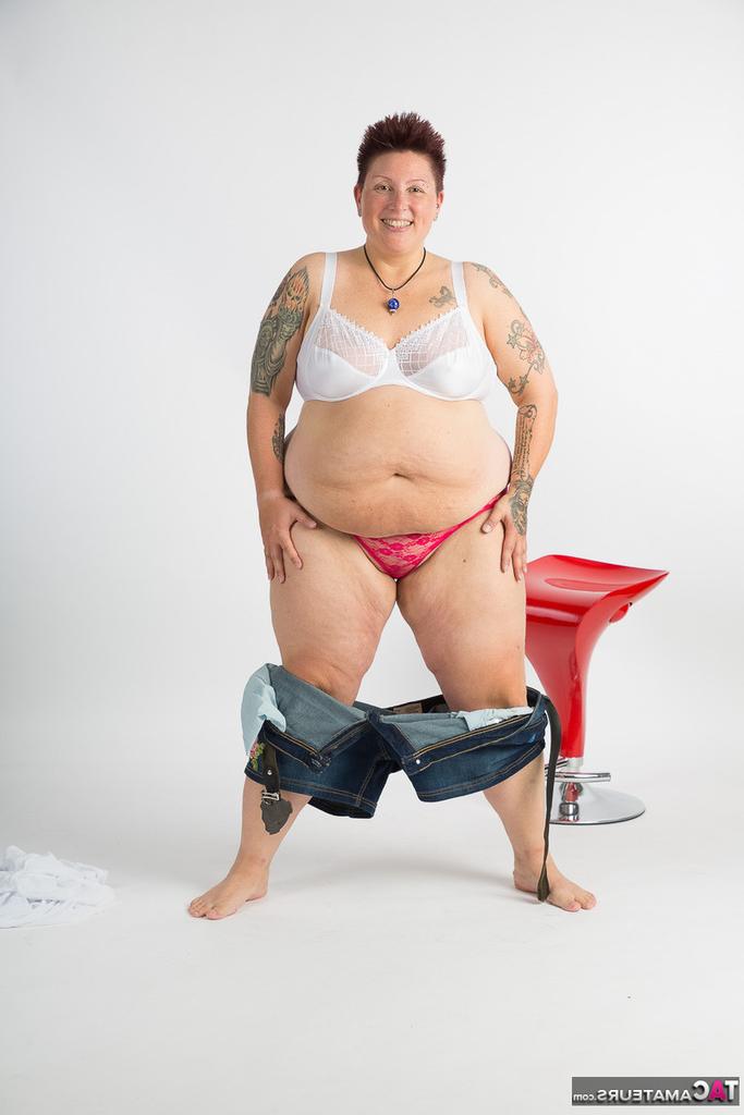 20P Tatuadora amadora obesa senta em um banquinho depois de ficar totalmente nua