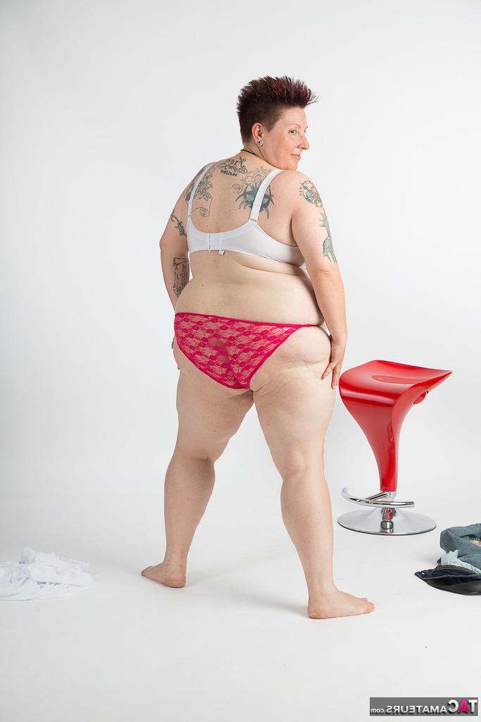 20P Tatuadora amadora obesa senta em um banquinho depois de ficar totalmente nua