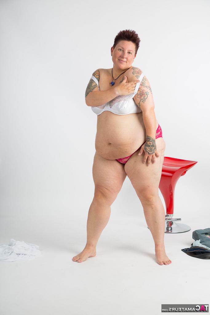 20P Tatuadora amadora obesa senta em um banquinho depois de ficar totalmente nua