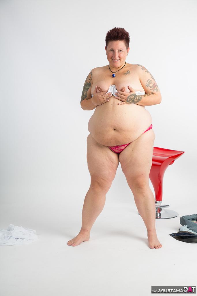 20P Tatuadora amadora obesa senta em um banquinho depois de ficar totalmente nua