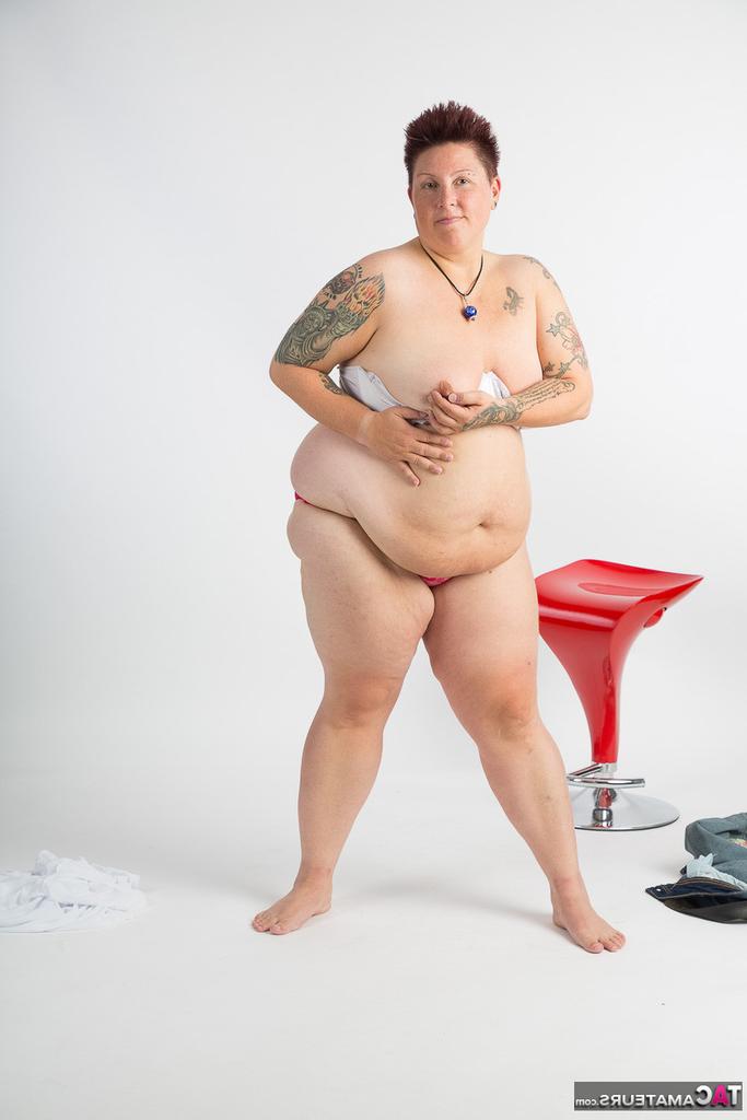 20P Tatuadora amadora obesa senta em um banquinho depois de ficar totalmente nua