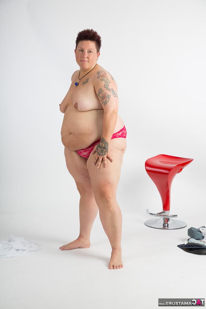 20P Tatuadora amadora obesa senta em um banquinho depois de ficar totalmente nua