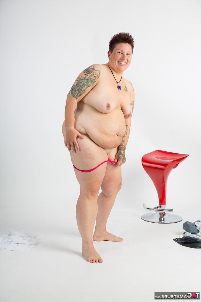 20P Tatuadora amadora obesa senta em um banquinho depois de ficar totalmente nua
