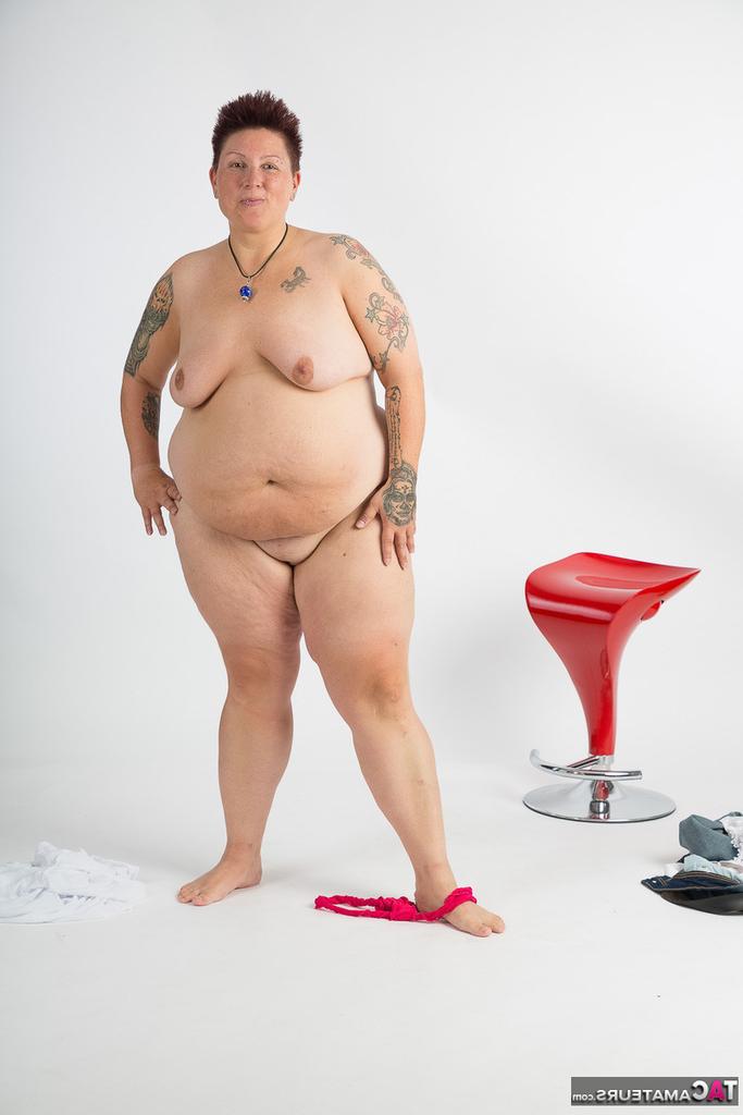 20P Tatuadora amadora obesa senta em um banquinho depois de ficar totalmente nua