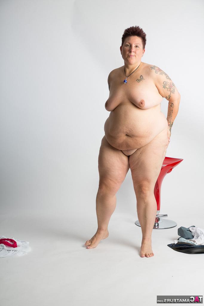 20P Tatuadora amadora obesa senta em um banquinho depois de ficar totalmente nua