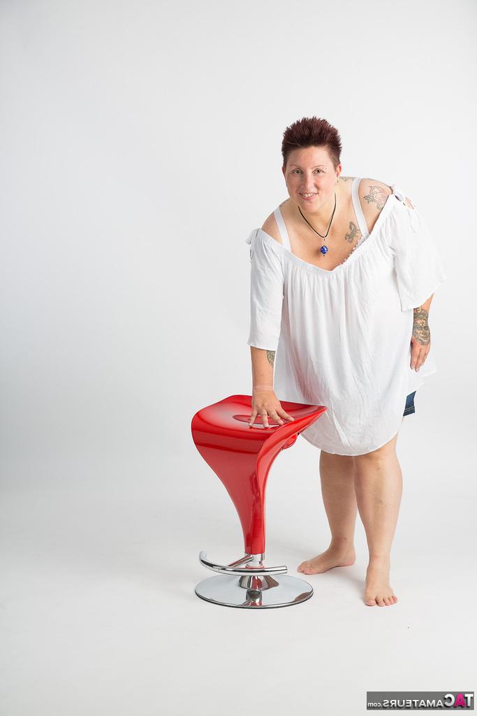 20P Tatuadora amadora obesa senta em um banquinho depois de ficar totalmente nua