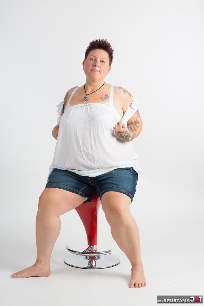 20P Tatuadora amadora obesa senta em um banquinho depois de ficar totalmente nua
