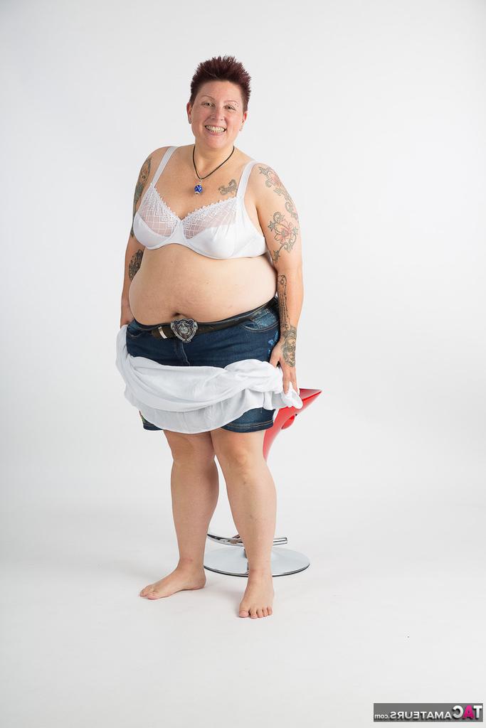 20P Tatuadora amadora obesa senta em um banquinho depois de ficar totalmente nua