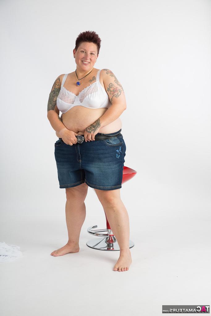 20P Tatuadora amadora obesa senta em um banquinho depois de ficar totalmente nua