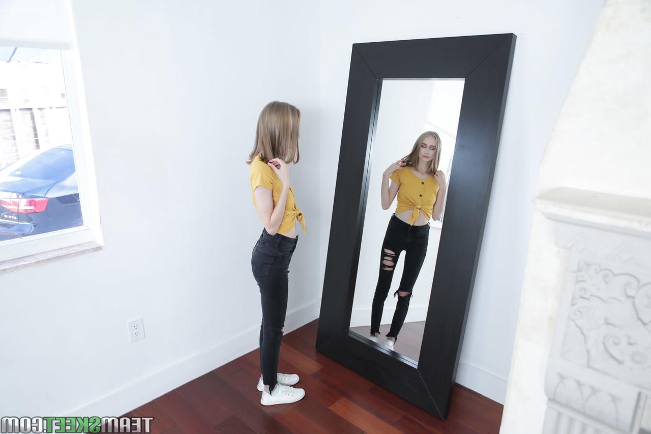 20P La delgada adolescente Alicia Williams hace una mamada caliente y es follada por su hermanastro