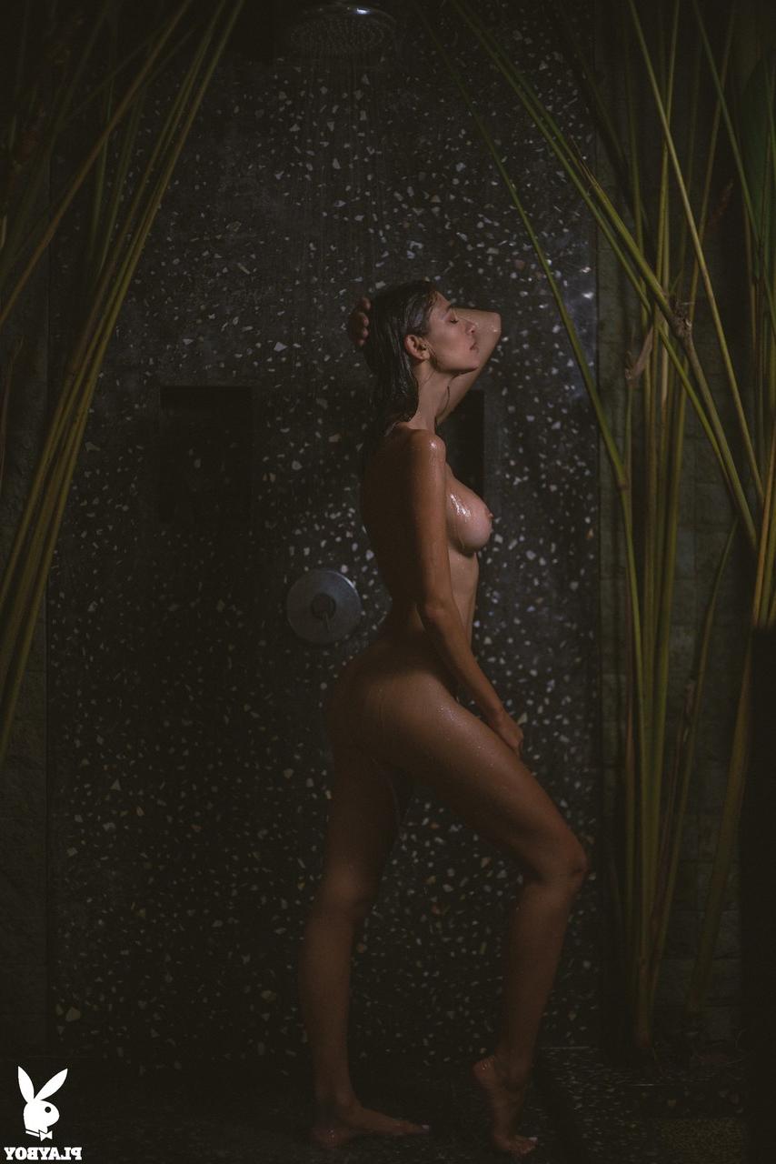 20P A glamourosa Raluca Cojocaru mostra seu corpo pequeno e impecável enquanto está nua