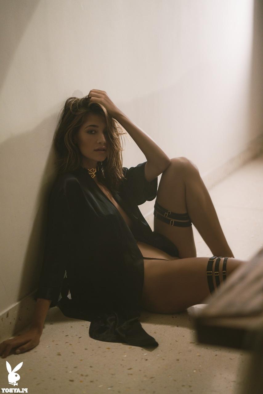 20P A glamourosa Raluca Cojocaru mostra seu corpo pequeno e impecável enquanto está nua