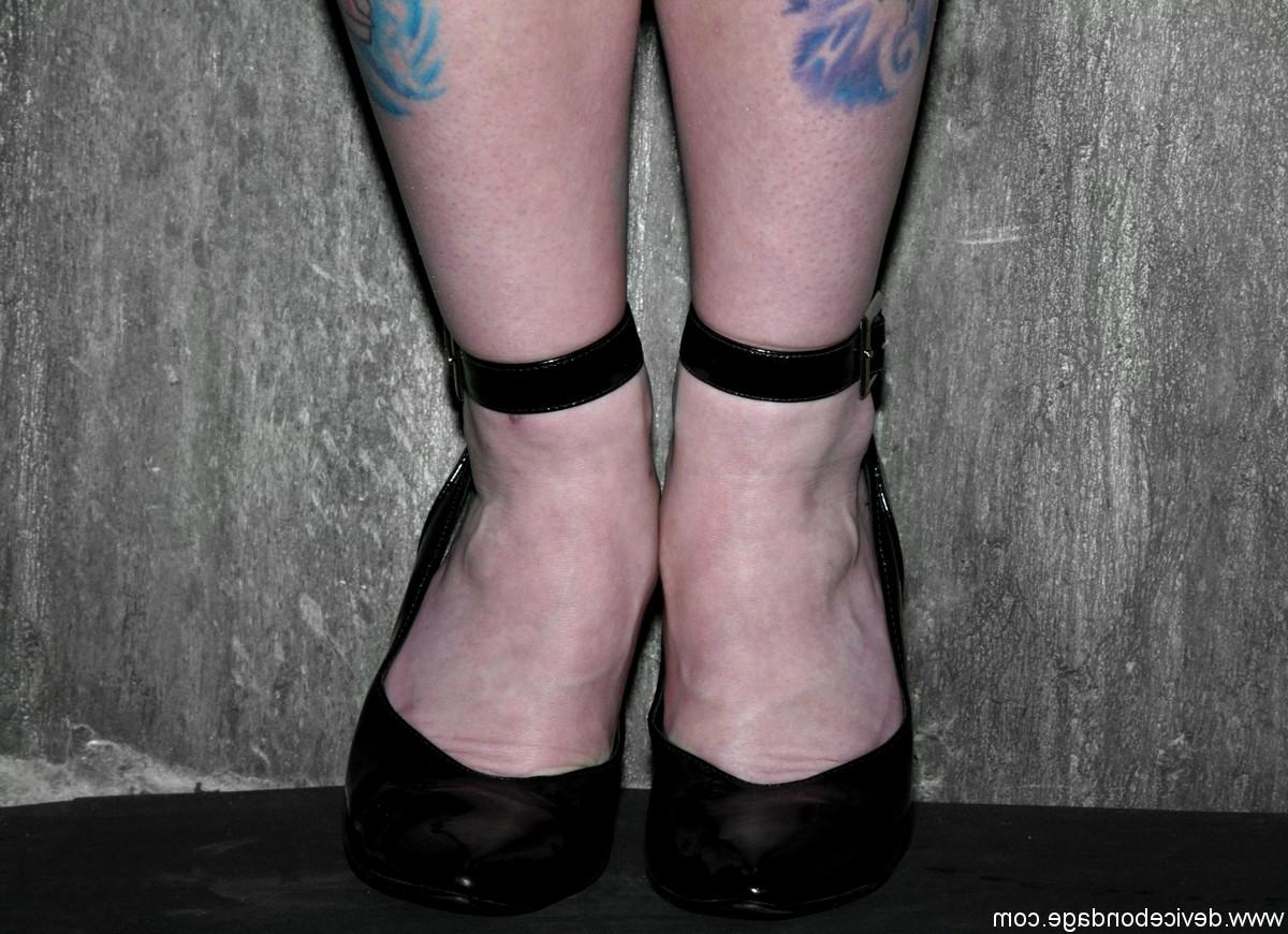 20P MILF blonde tatouée posant dans sa robe noire sexy et ses talons hauts.