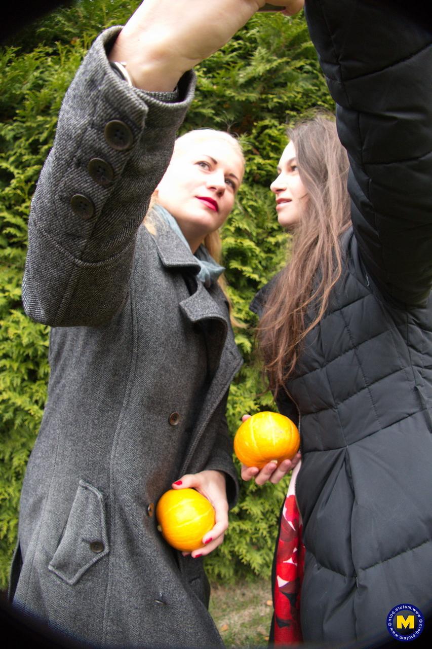 20P Lindas lésbicas maduras Calina e Polina posam ao ar livre enquanto tiram selfies