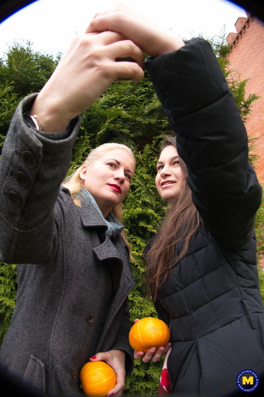20P Lindas lésbicas maduras Calina e Polina posam ao ar livre enquanto tiram selfies