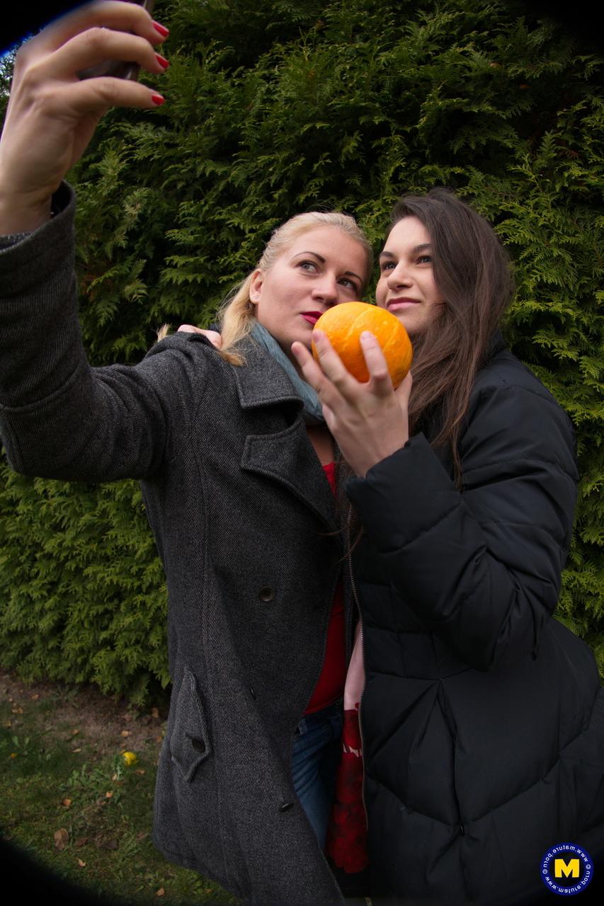 20P Lindas lésbicas maduras Calina e Polina posam ao ar livre enquanto tiram selfies