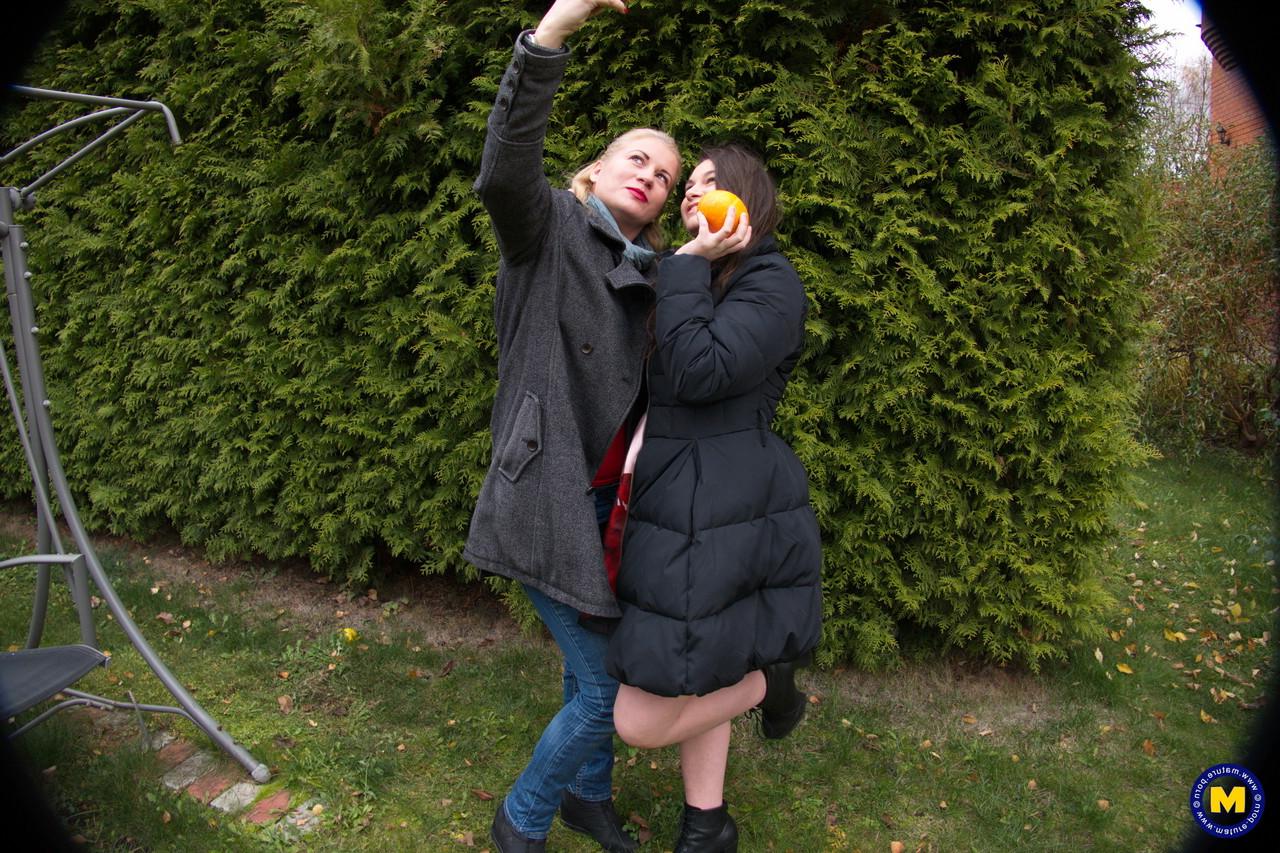 20P Lindas lésbicas maduras Calina e Polina posam ao ar livre enquanto tiram selfies