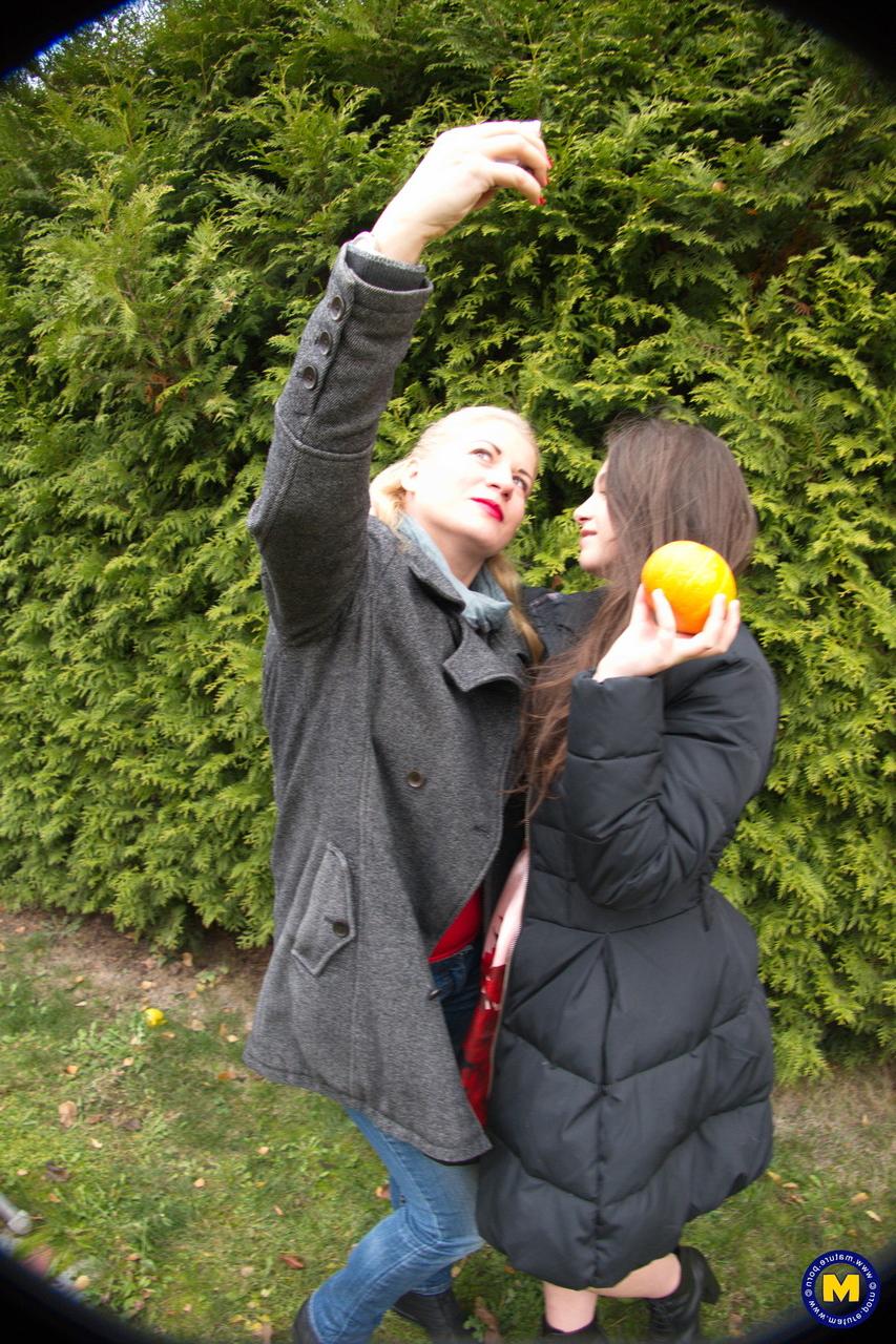 20P Lindas lésbicas maduras Calina e Polina posam ao ar livre enquanto tiram selfies