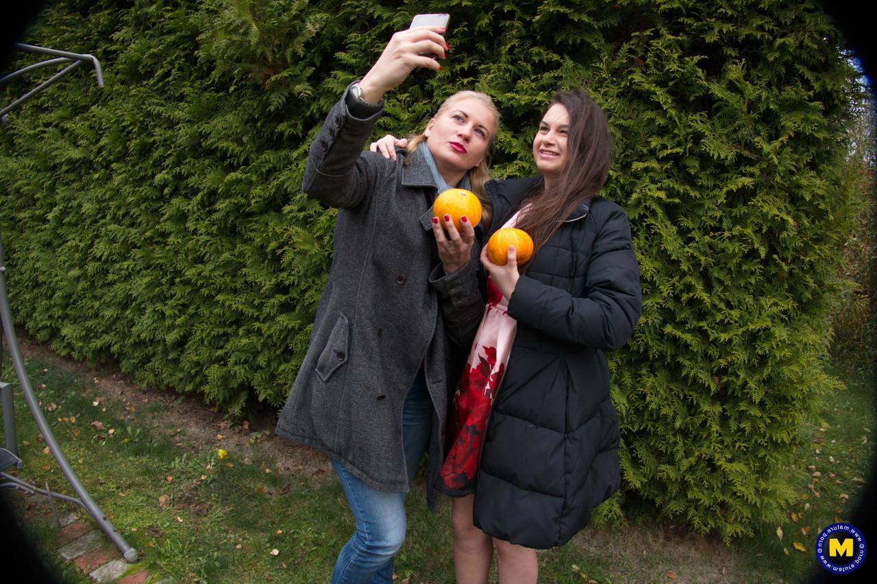 20P Lindas lésbicas maduras Calina e Polina posam ao ar livre enquanto tiram selfies