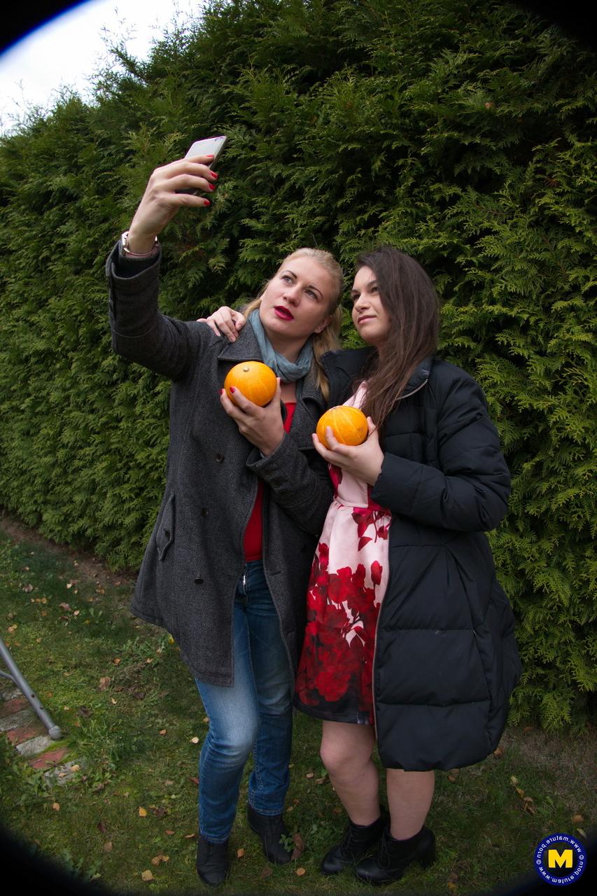 20P Lindas lésbicas maduras Calina e Polina posam ao ar livre enquanto tiram selfies