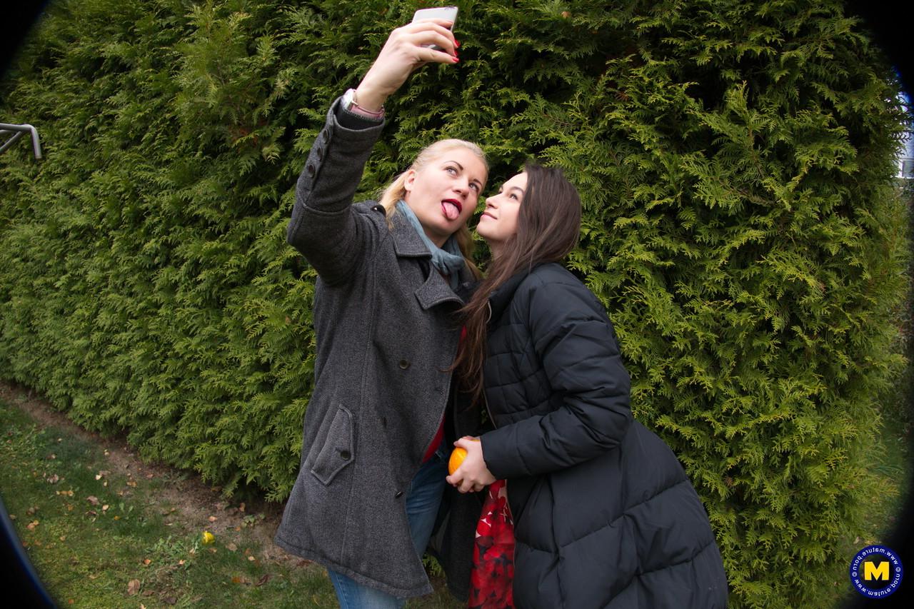 20P Lindas lésbicas maduras Calina e Polina posam ao ar livre enquanto tiram selfies