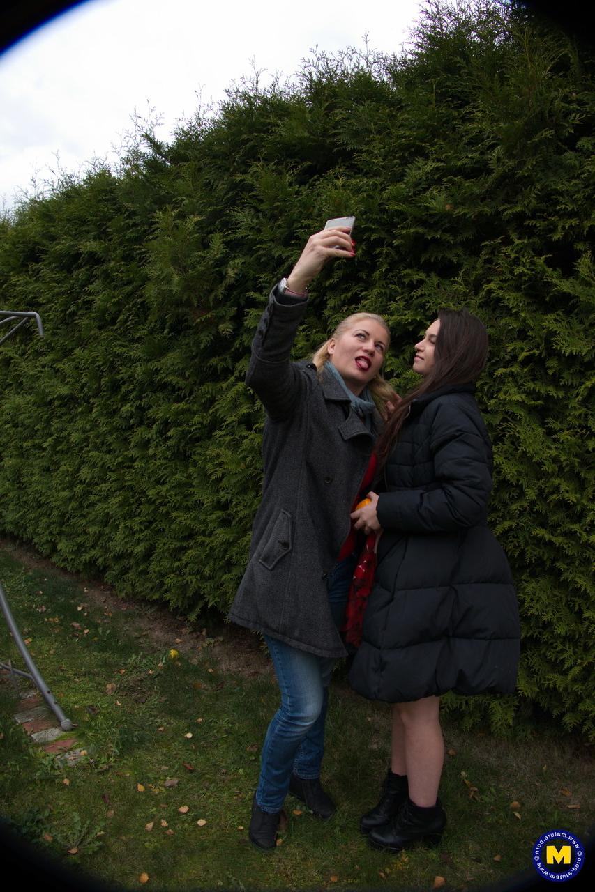 20P Lindas lésbicas maduras Calina e Polina posam ao ar livre enquanto tiram selfies