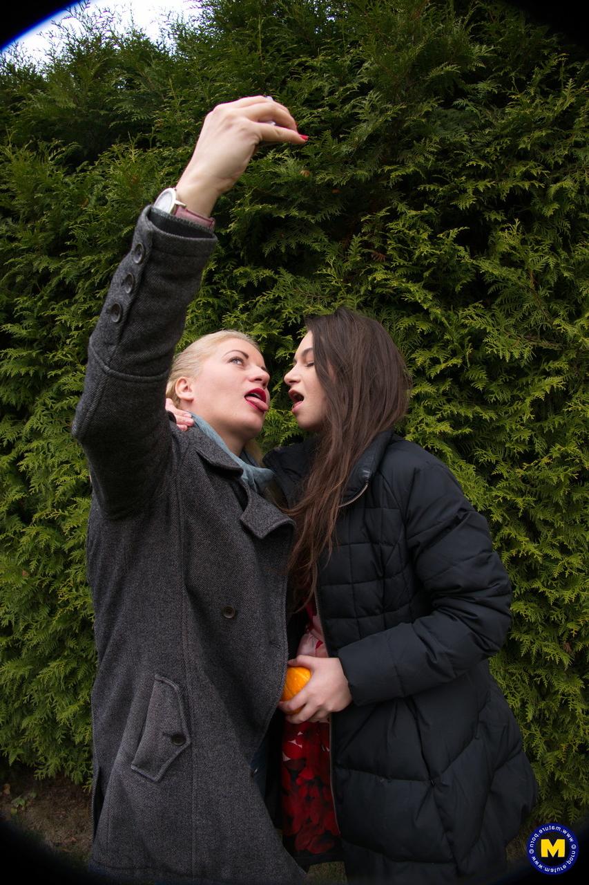 20P Lindas lésbicas maduras Calina e Polina posam ao ar livre enquanto tiram selfies