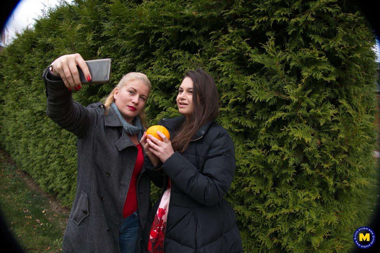 20P Lindas lésbicas maduras Calina e Polina posam ao ar livre enquanto tiram selfies