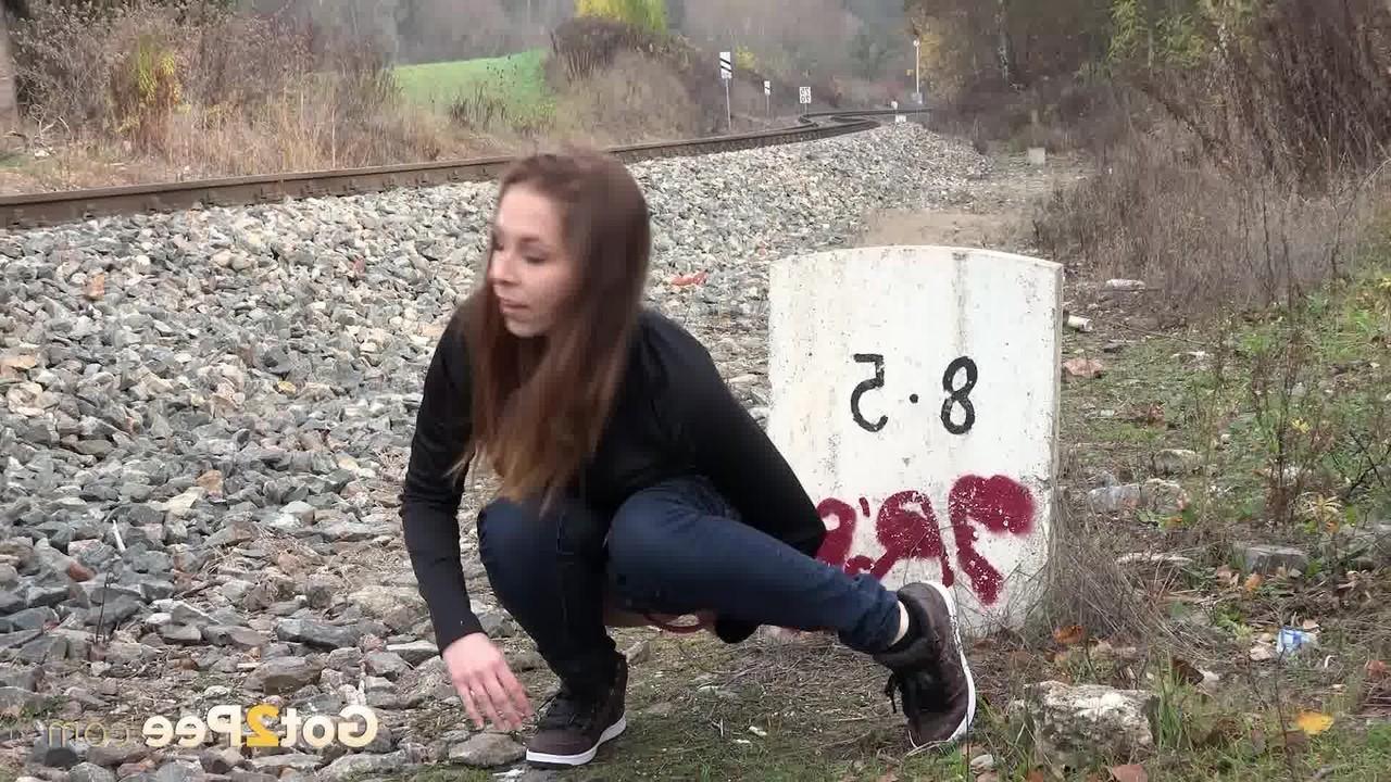 15P Das rothaarige Mädchen Antonia Sainz pinkelt dringend in der Nähe von Bahngleisen