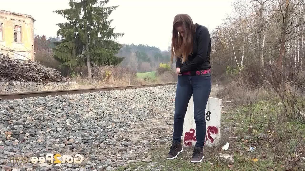 15P Das rothaarige Mädchen Antonia Sainz pinkelt dringend in der Nähe von Bahngleisen